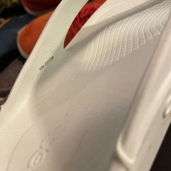 ladies OOFOS flip flops - Picture 5 of 7